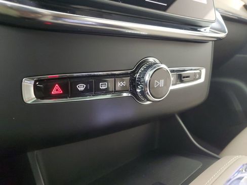 Certified 2025 Volvo XC90 B5 Core w/ Climate Package image 32