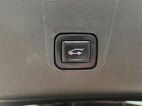 Used 2023 Chevrolet Traverse RS AWD/4WD image 28