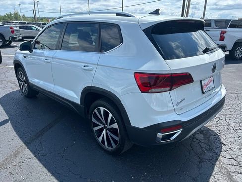 Used 2024 Volkswagen Taos SE w/ MDO Package FWD image 7