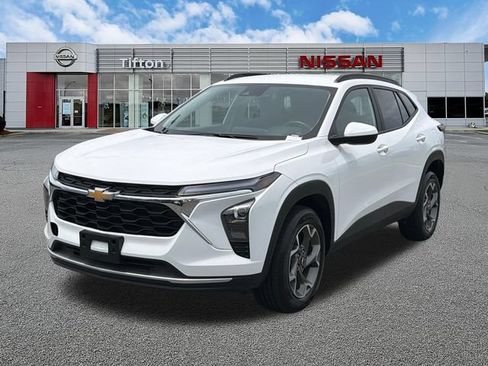 Used 2025 Chevrolet Trax LT w/ LT Convenience Package FWD image 3