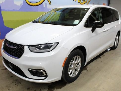 Used 2024 Chrysler Pacifica Touring-L FWD image 8