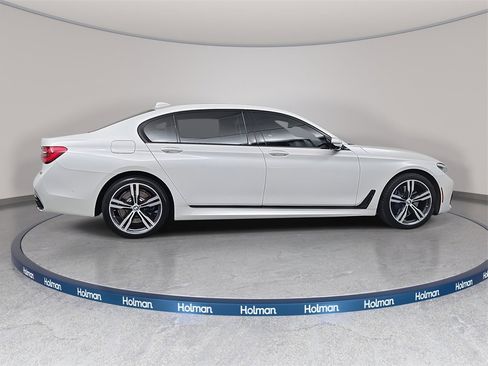 Used 2017 BMW 750i image 7
