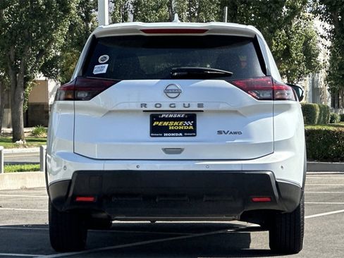 Used 2024 Nissan Rogue SV image 5