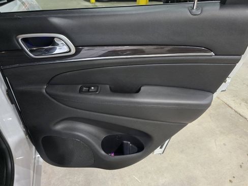 Used 2018 Jeep Grand Cherokee Overland AWD/4WD image 32