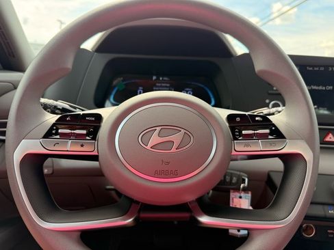 New 2025 Hyundai Elantra SE image 19