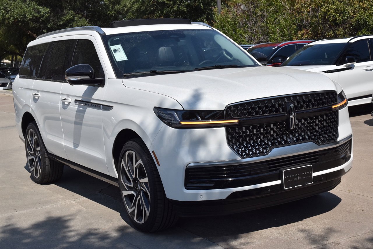New 2027 Lincoln Navigator Reserve AWD/4WD image 3