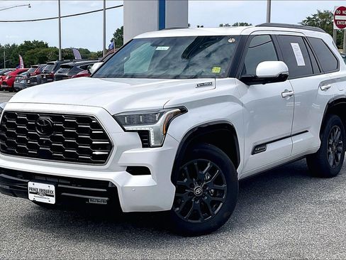 Used 2025 Toyota Sequoia Platinum AWD/4WD image 3