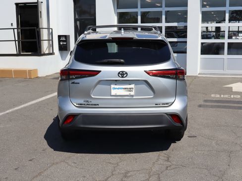 Used 2022 Toyota Highlander XLE AWD/4WD image 9
