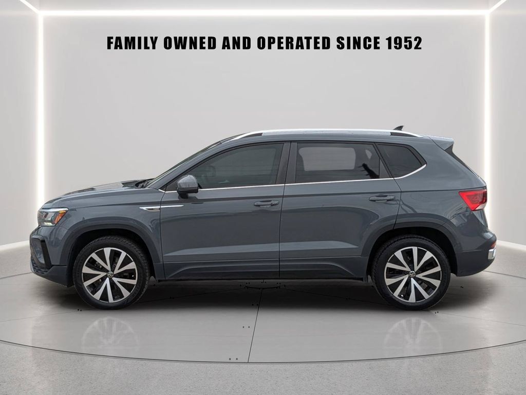 Certified 2023 Volkswagen Taos SE FWD image 3