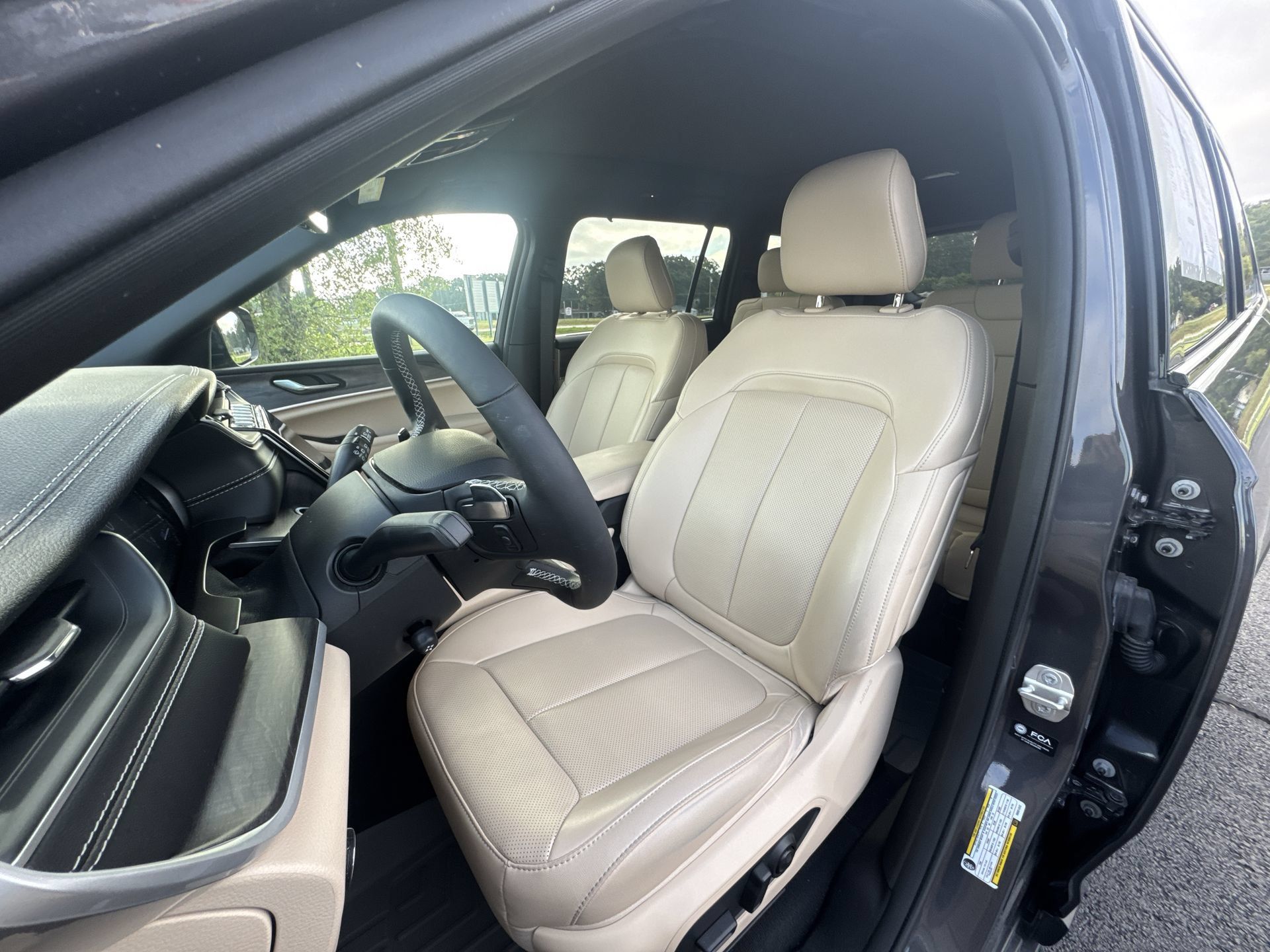 Used 2024 Jeep Grand Cherokee L Limited w/ Luxury Tech Group II AWD/4WD image 11