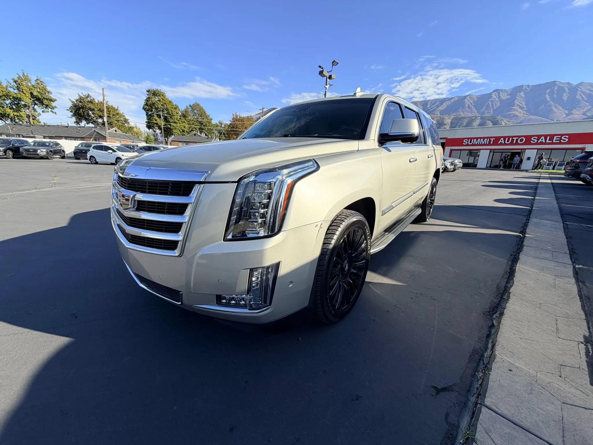 Used 2017 Cadillac Escalade ESV Premium Luxury AWD/4WD image 7