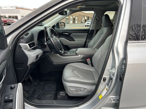 Used 2021 Toyota Highlander XLE image 11