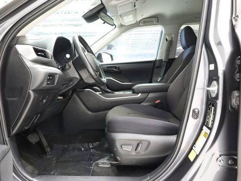 Used 2023 Toyota Highlander LE image 12