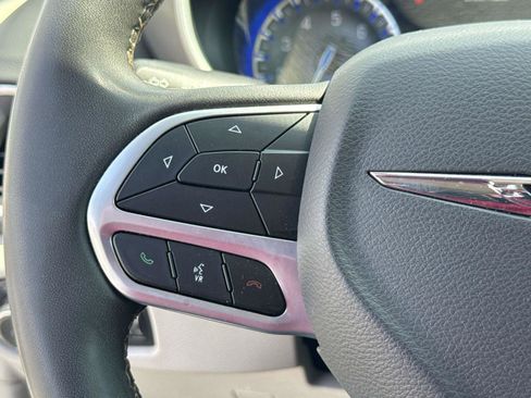 Used 2023 Chrysler Pacifica Touring-L FWD image 25