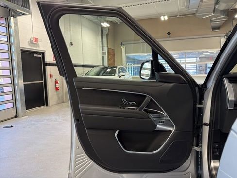 Used 2024 Land Rover Range Rover SE image 11