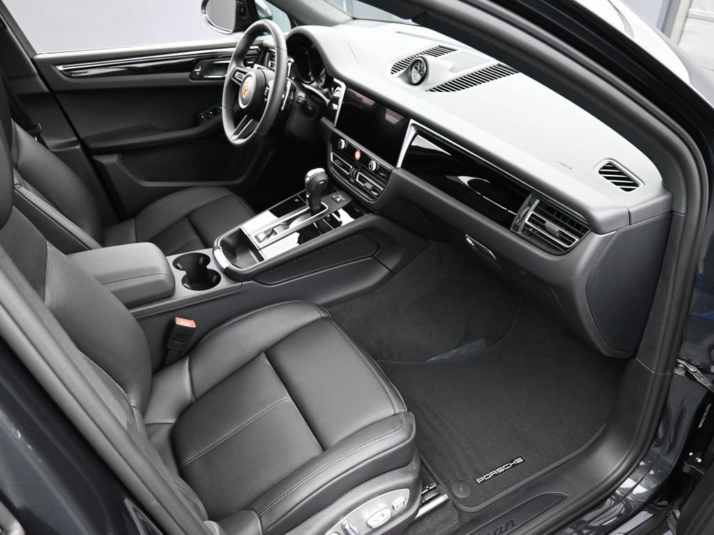 Certified 2026 Porsche Macan AWD/4WD image 32