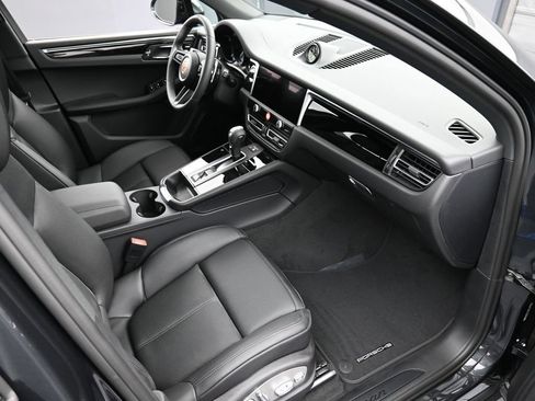 Certified 2026 Porsche Macan AWD/4WD image 32