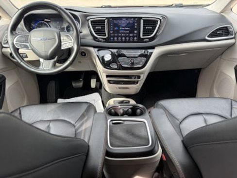 Used 2020 Chrysler Pacifica Touring-L Plus image 22