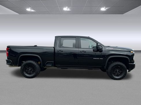 Used 2024 Chevrolet Silverado 2500 ZR2 w/ Technology Package image 2