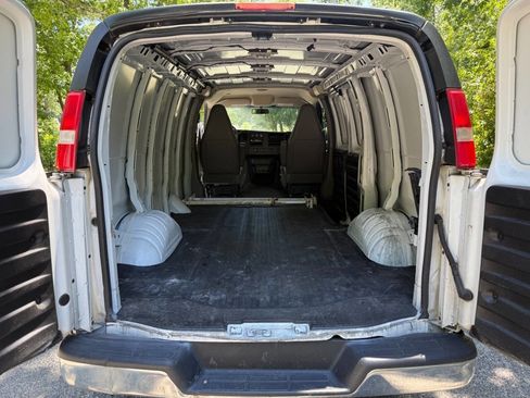 Used 2018 Chevrolet Express 2500 w/ Chrome Appearance Package RWD image 13