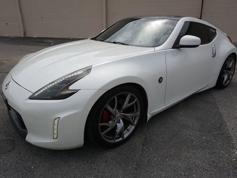 Used 2016 Nissan 370Z Coupe RWD image 4