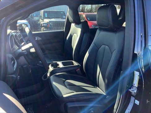 New 2026 Chrysler Voyager LX image 9