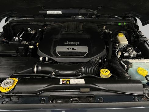 Used 2016 Jeep Wrangler Unlimited Sahara w/ Connectivity Group AWD/4WD image 37
