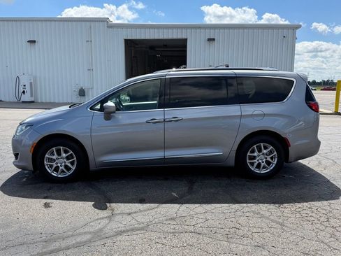 Used 2020 Chrysler Pacifica Touring-L FWD image 5