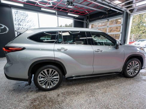 Used 2024 Toyota Highlander Platinum image 4