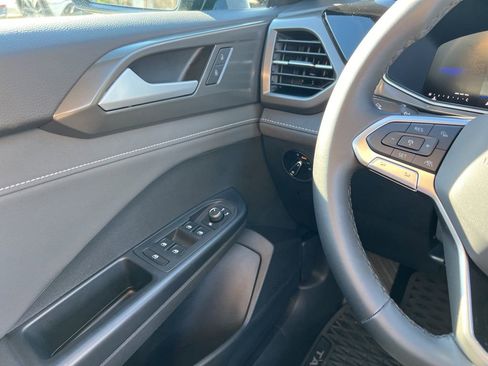 Used 2025 Volkswagen Taos SE image 18