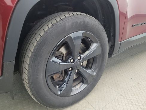 Used 2019 Jeep Cherokee Latitude Plus AWD/4WD image 31
