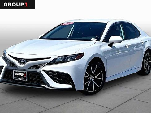 Used 2022 Toyota Camry SE FWD image 1