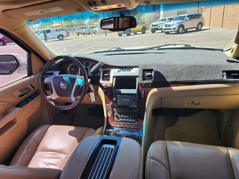 Used 2013 Cadillac Escalade Luxury AWD/4WD image 4