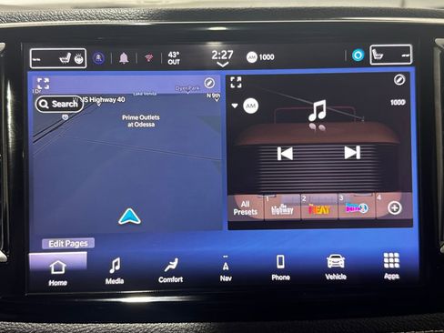 Used 2024 Chrysler Pacifica Limited image 3