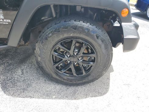 Used 2009 Jeep Wrangler Unlimited Rubicon w/ Dual Top Group AWD/4WD image 8