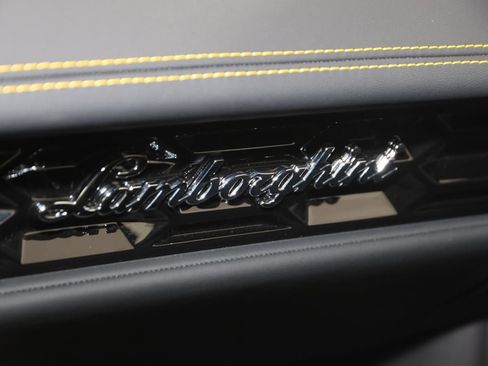 Used 2023 Lamborghini Huracan EVO image 54