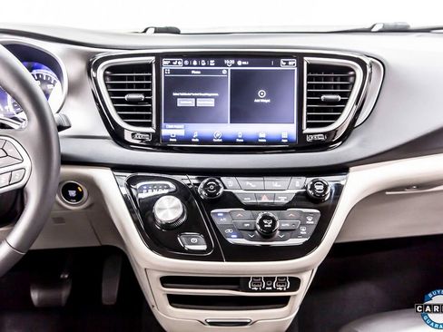 Used 2023 Chrysler Pacifica Touring-L image 17