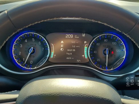 Used 2024 Chrysler Pacifica Touring-L image 23