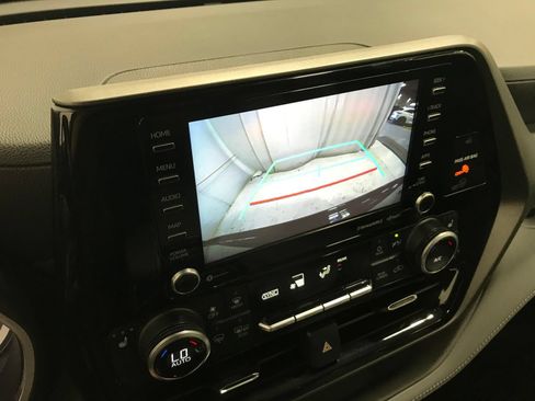 Used 2021 Toyota Highlander XLE AWD/4WD image 21
