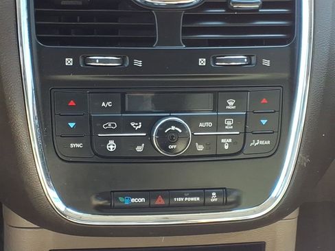 Used 2015 Chrysler Town & Country Touring w/ Driver Convenience Group image 7