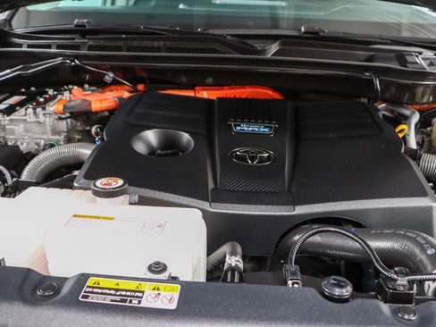 Used 2024 Toyota Tundra Limited AWD/4WD image 31
