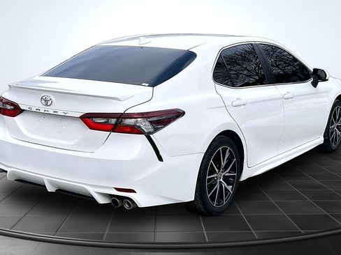Used 2021 Toyota Camry SE image 2