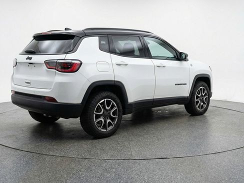 Used 2025 Jeep Compass Trailhawk image 9