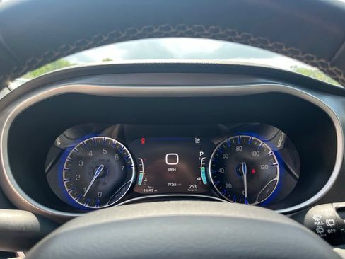 Used 2024 Chrysler Pacifica Touring-L FWD image 26