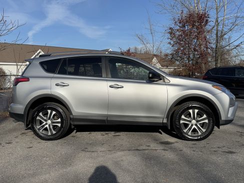 Used 2018 Toyota RAV4 LE image 10