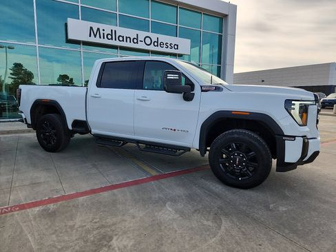 Used 2025 GMC Sierra 2500 AT4 image 8