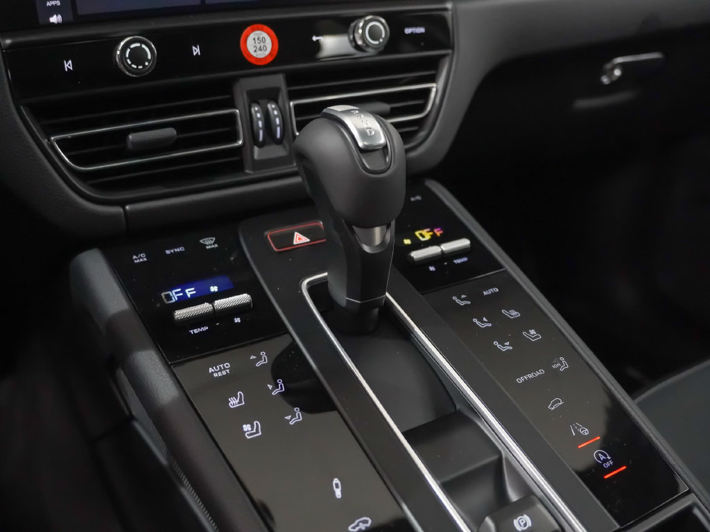 Certified 2026 Porsche Macan S AWD/4WD image 33