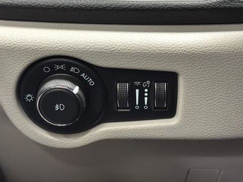 Used 2022 Chrysler Pacifica Touring-L image 36