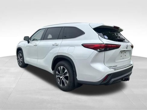 Used 2022 Toyota Highlander XLE AWD/4WD image 3