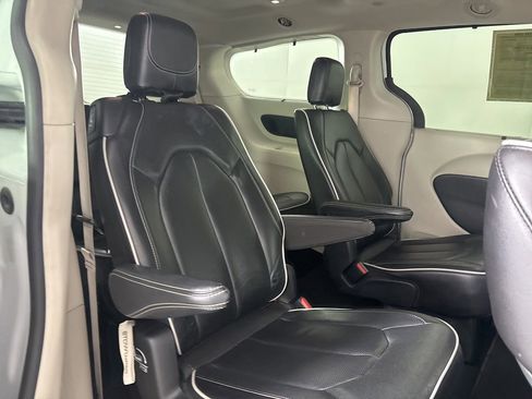Used 2023 Chrysler Pacifica Limited FWD image 26